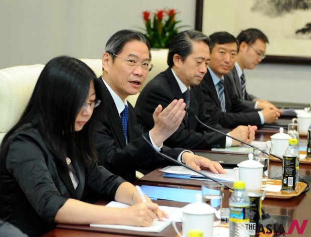 Thứ trưởng Ngoại giao Nhật Bản Chikao Kawai (thứ hai từ bên trái qua) trong một buổi hội đàm với phía Trung Quốc